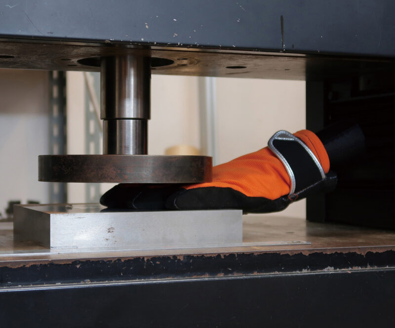 耐荷重400kg?!指を強力に保護する耐圧グローブ